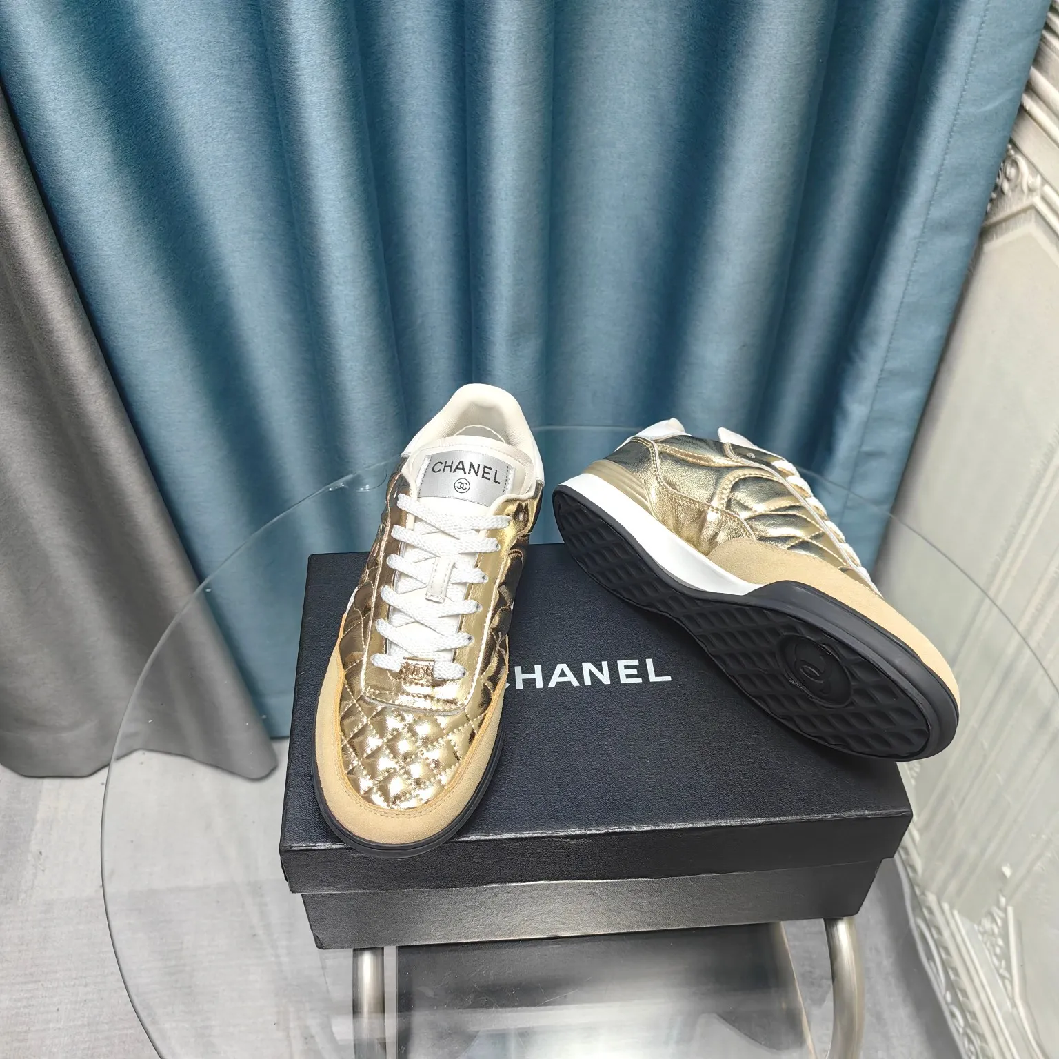 👟👟Ex-factory price 560👟👟 Chanel Chanel - 2024 counter top casual sports shoes This classic design; the upper is electro-embroidered with a variety of techniques; the outsole is fashionable and sporty; it is unusual to incorporate a variety of color matching elements... The diversified mix and match is very beautiful and versatile, casual, fashionable, sports and outdoor can be taken into account... ꫛꫀꪝ Go➫ Material: ❶Upper is made of: Original imported mixed-breed sheep ❷Inside made of: original imported breathable sheepskin ❸Outsole based on: original TPU outsole Full set of boutique packaging for women 35–41